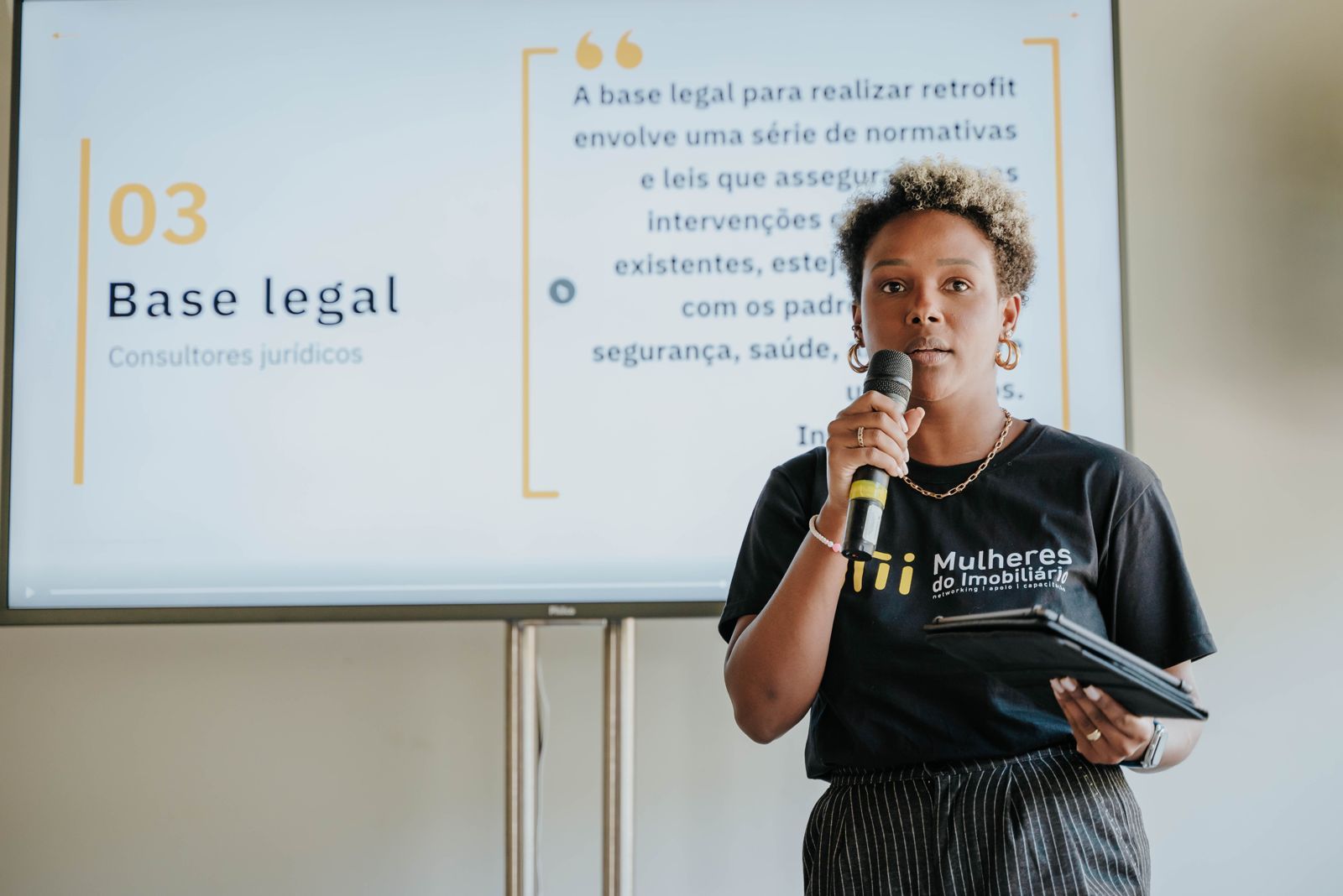 Palestrante apresenta a base legal do retrofit em encontro no Rio de Janeiro