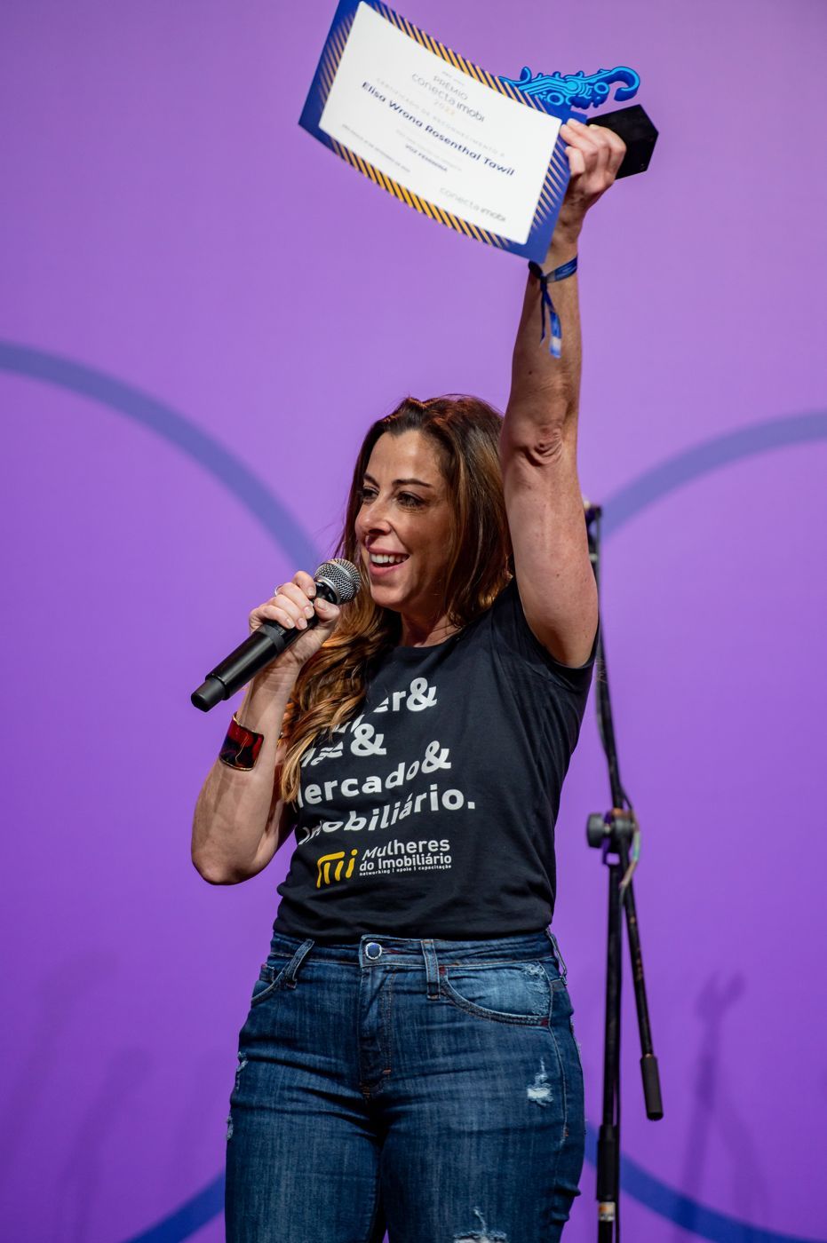 Elisa Rosenthal recebe o Prêmio Conecta Imobi 2022 no palco